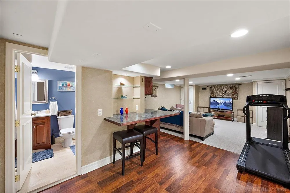 20141 W Ballantyne Court Grosse Pointe Woods City, MI 48236