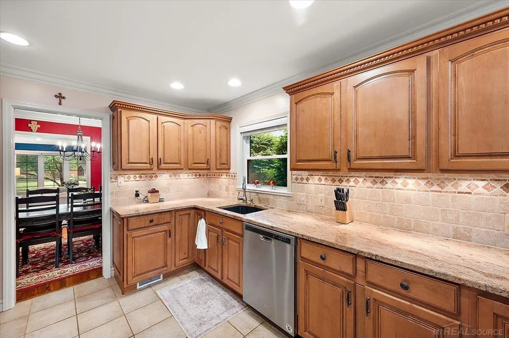 20141 W Ballantyne Court Grosse Pointe Woods City, MI 48236