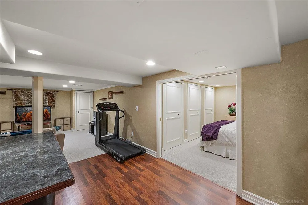 20141 W Ballantyne Court Grosse Pointe Woods City, MI 48236