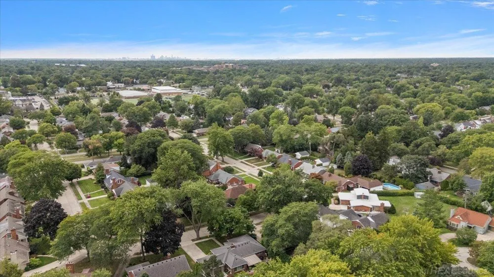 20141 W Ballantyne Court Grosse Pointe Woods City, MI 48236