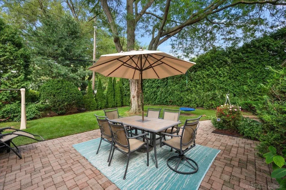 20141 W Ballantyne Court Grosse Pointe Woods City, MI 48236