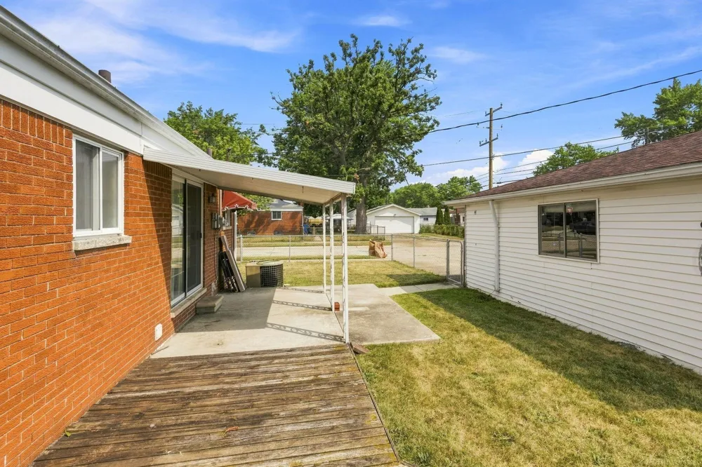 24306 Rosalind Avenue Eastpointe City, MI 48021