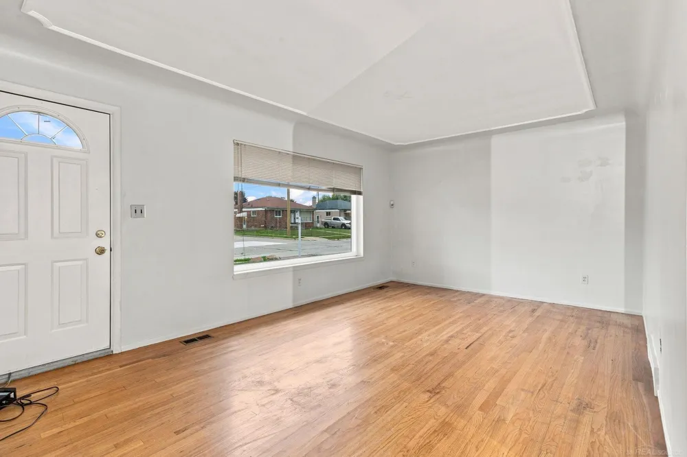 24306 Rosalind Avenue Eastpointe City, MI 48021