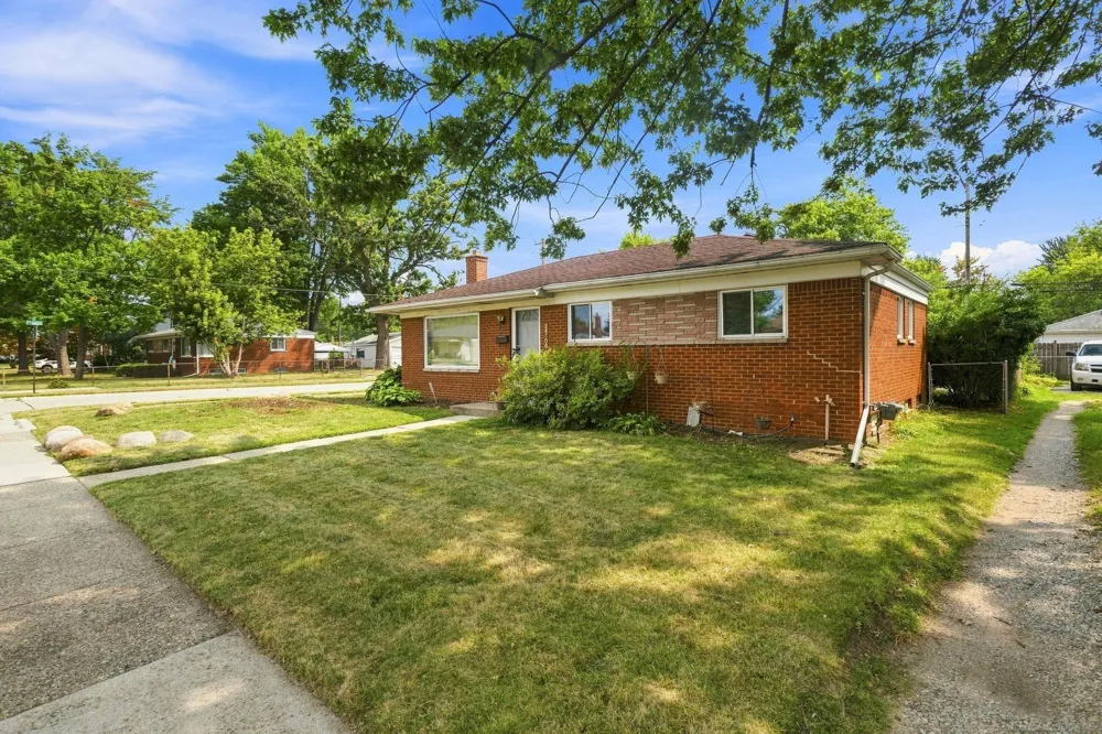 24306 Rosalind Avenue Eastpointe City, MI 48021