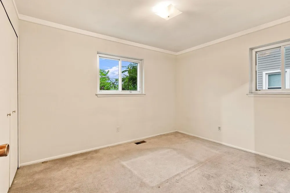24306 Rosalind Avenue Eastpointe City, MI 48021