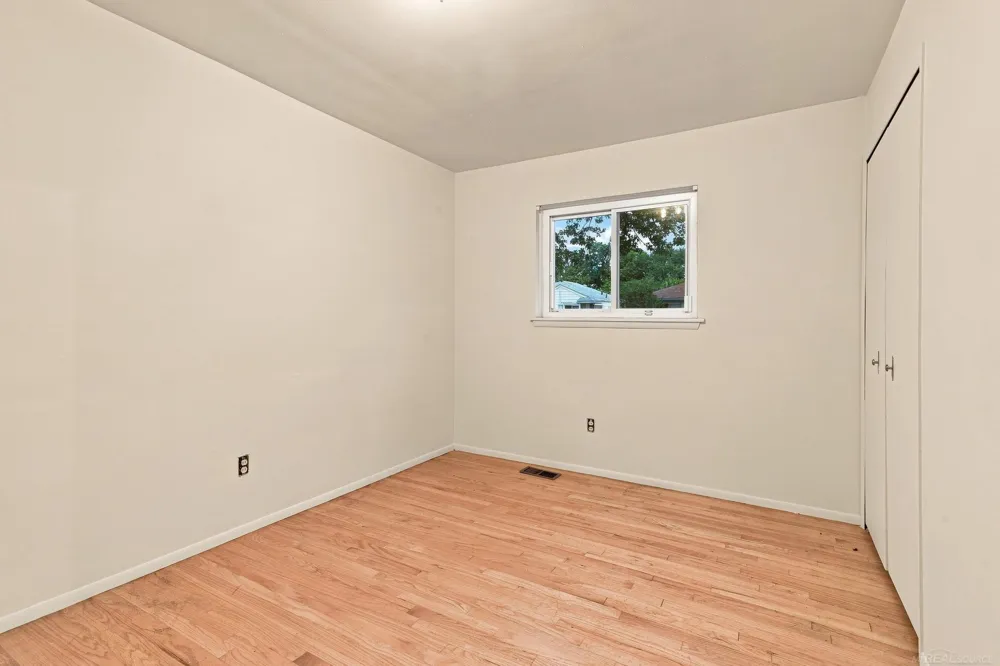 24306 Rosalind Avenue Eastpointe City, MI 48021