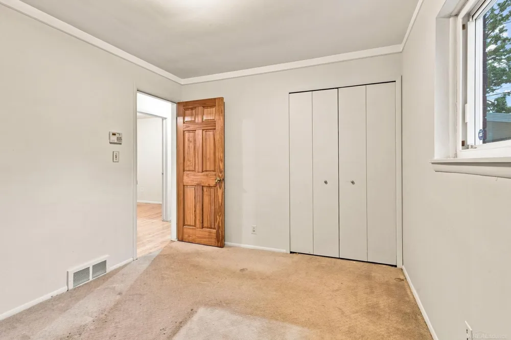 24306 Rosalind Avenue Eastpointe City, MI 48021