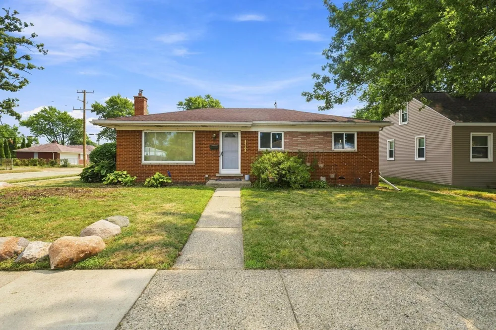 24306 Rosalind Avenue Eastpointe City, MI 48021