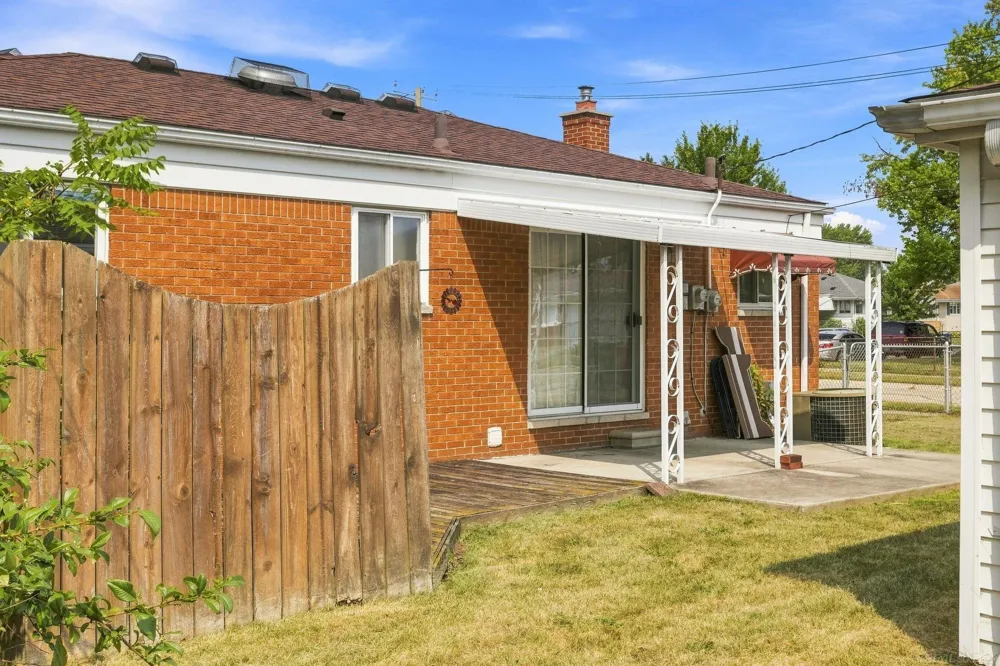 24306 Rosalind Avenue Eastpointe City, MI 48021