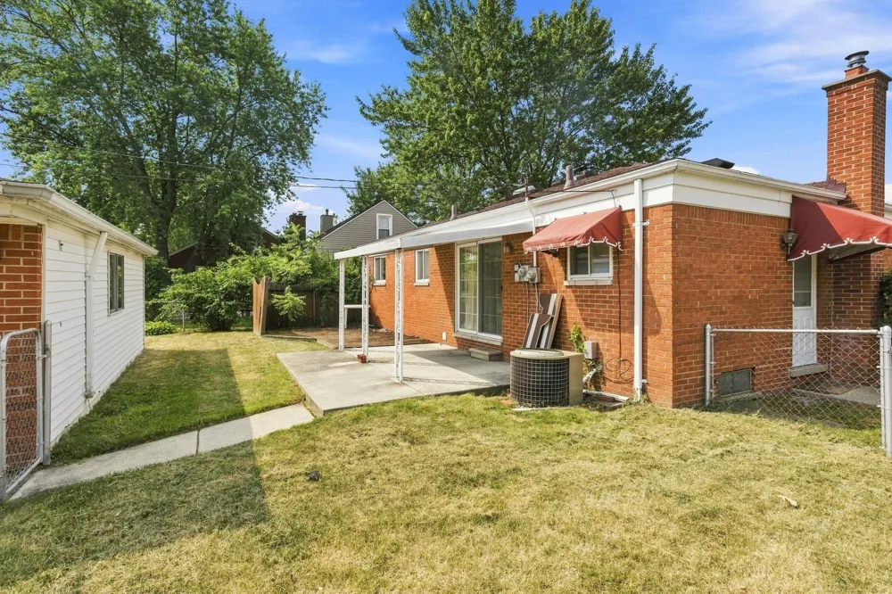 24306 Rosalind Avenue Eastpointe City, MI 48021