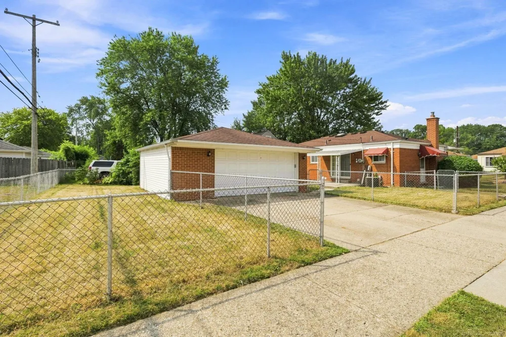 24306 Rosalind Avenue Eastpointe City, MI 48021