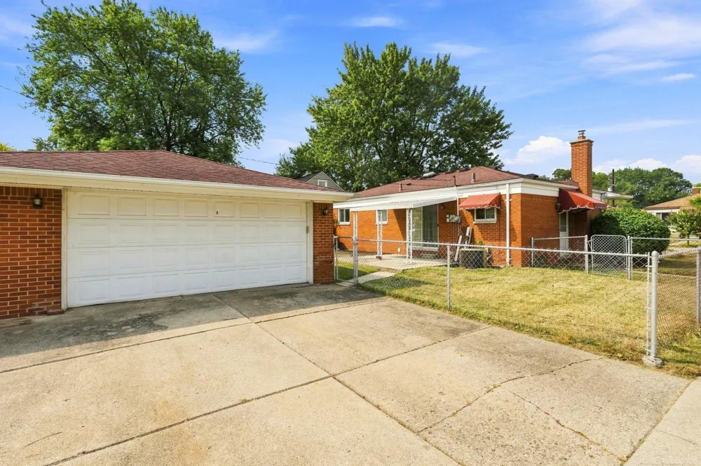 24306 Rosalind Avenue Eastpointe City, MI 48021