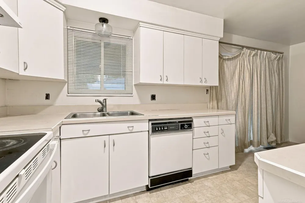 24306 Rosalind Avenue Eastpointe City, MI 48021