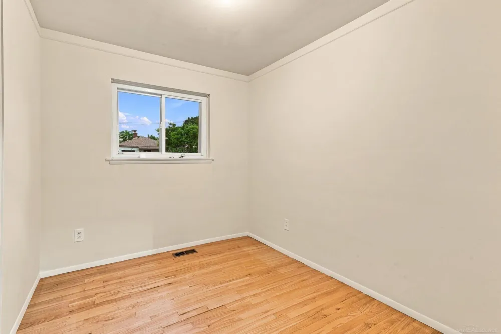24306 Rosalind Avenue Eastpointe City, MI 48021