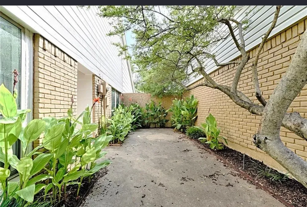 2601 Country Place Carrollton, TX 75006