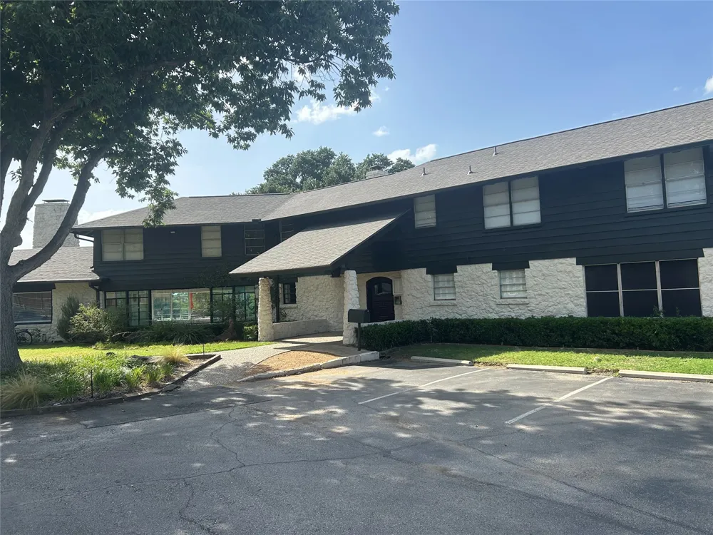 2601 Country Place Carrollton, TX 75006