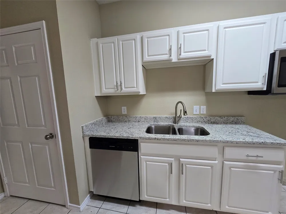 911 Lake Drive Grand Prairie, TX 75051