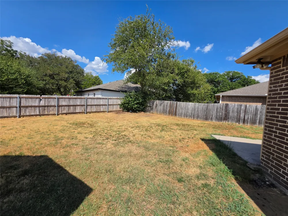 911 Lake Drive Grand Prairie, TX 75051