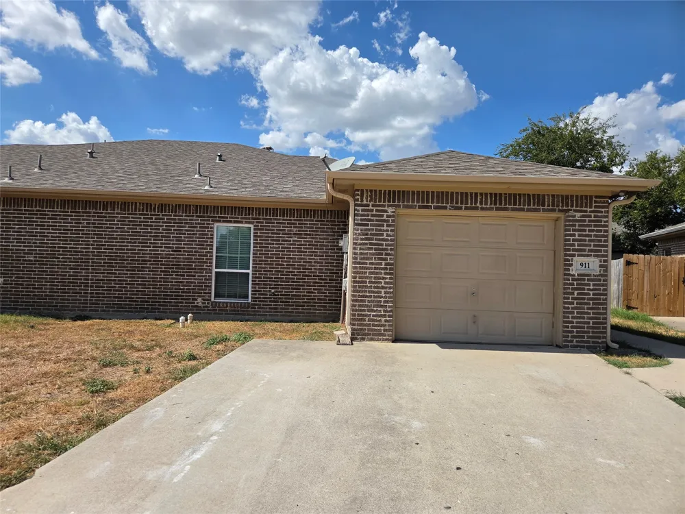 911 Lake Drive Grand Prairie, TX 75051