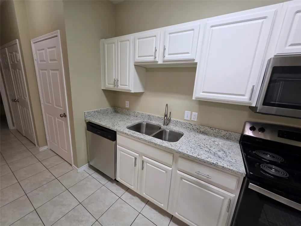 911 Lake Drive Grand Prairie, TX 75051
