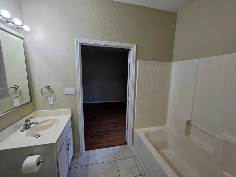 911 Lake Drive Grand Prairie, TX 75051