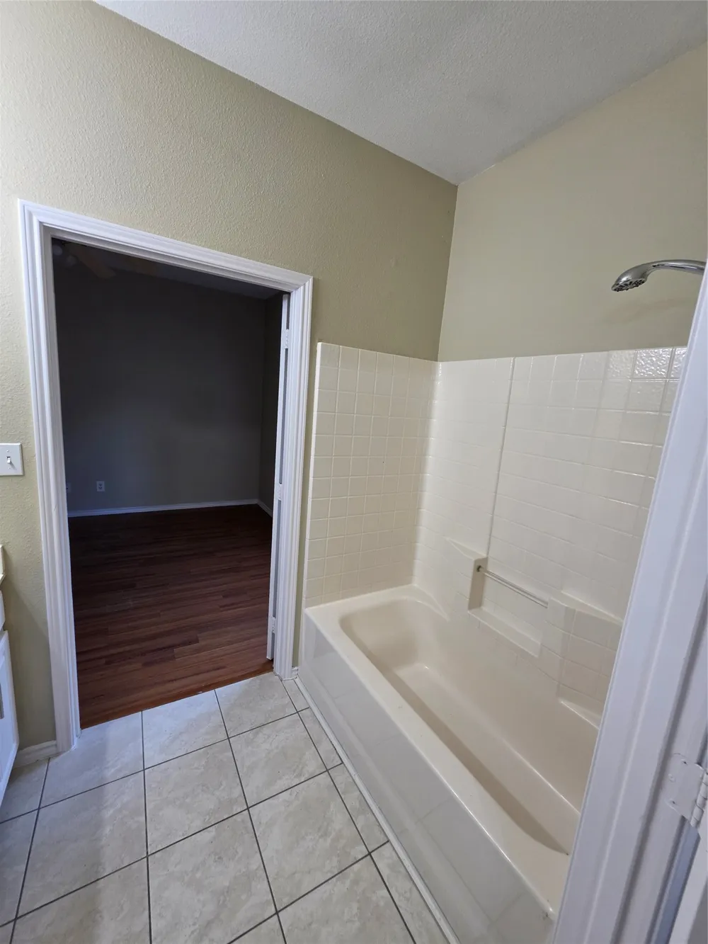 911 Lake Drive Grand Prairie, TX 75051