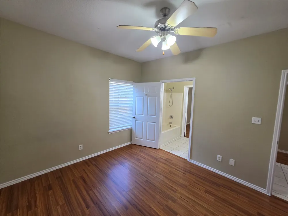 911 Lake Drive Grand Prairie, TX 75051