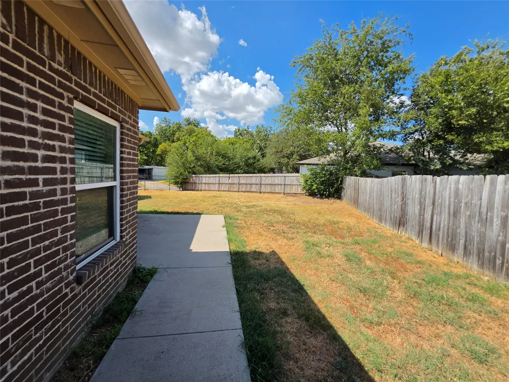 911 Lake Drive Grand Prairie, TX 75051
