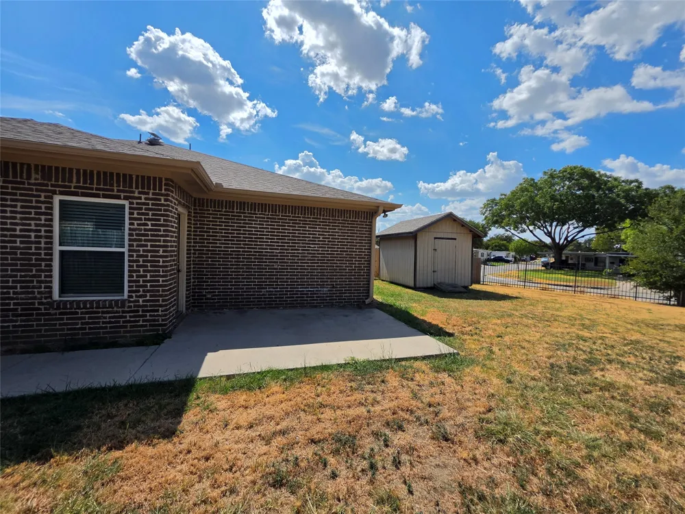 911 Lake Drive Grand Prairie, TX 75051