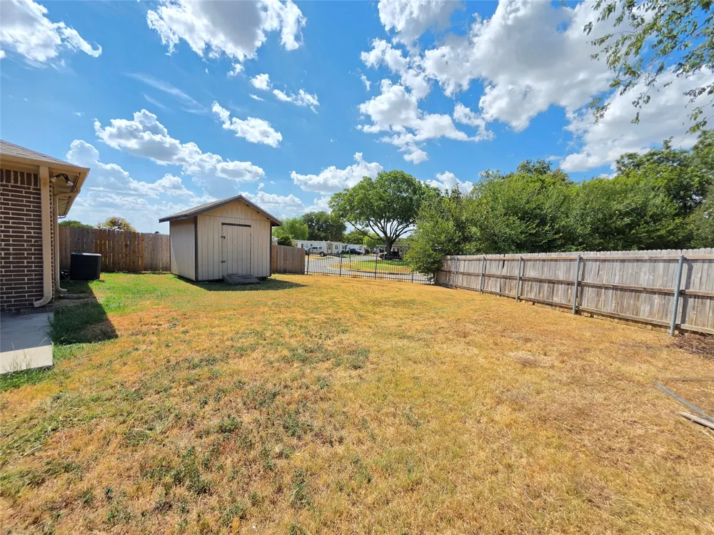 911 Lake Drive Grand Prairie, TX 75051