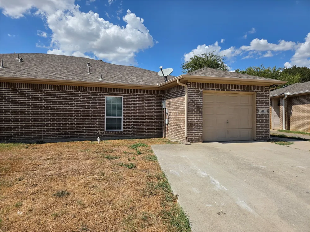 911 Lake Drive Grand Prairie, TX 75051