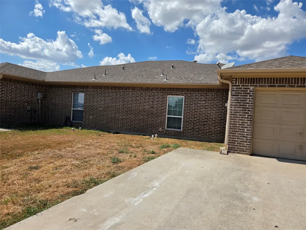 911 Lake Drive Grand Prairie, TX 75051