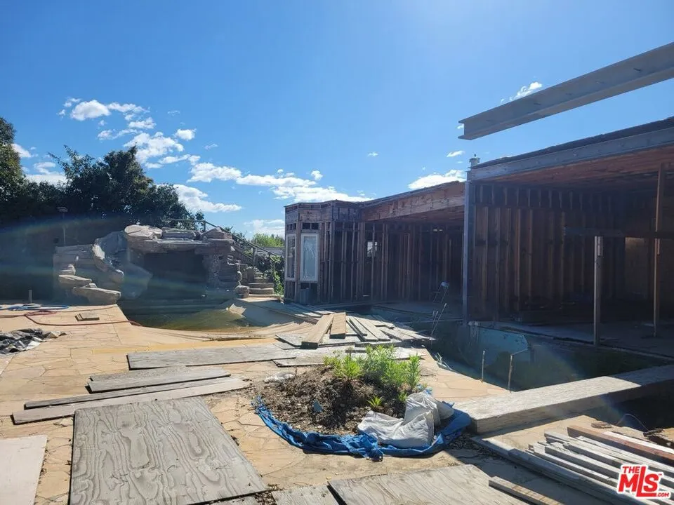 16351 Sloan Drive Los Angeles, CA 90049