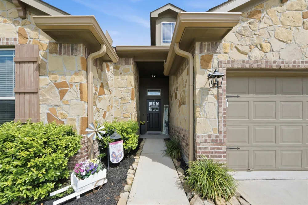 213 White Wing Lane Sealy, TX 77474