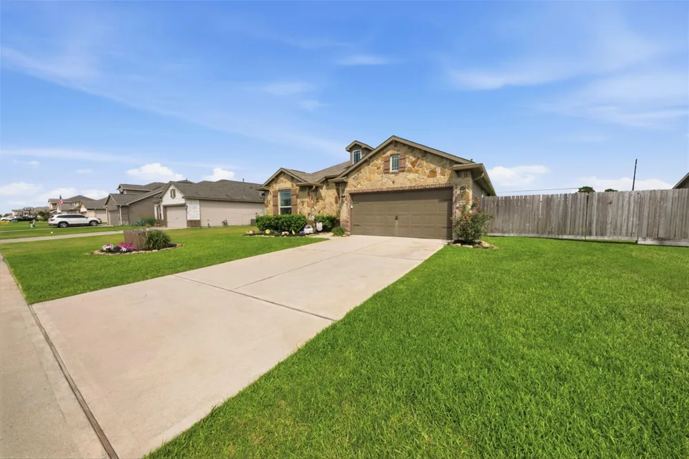 213 White Wing Lane Sealy, TX 77474