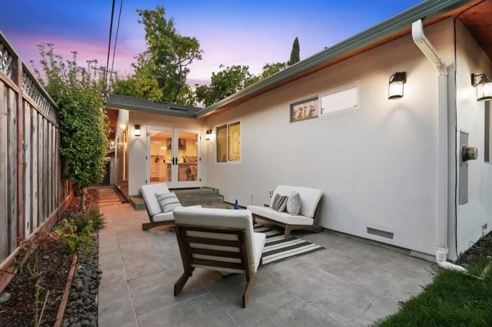 2133 Santa Cruz Avenue Santa Clara, CA 95051