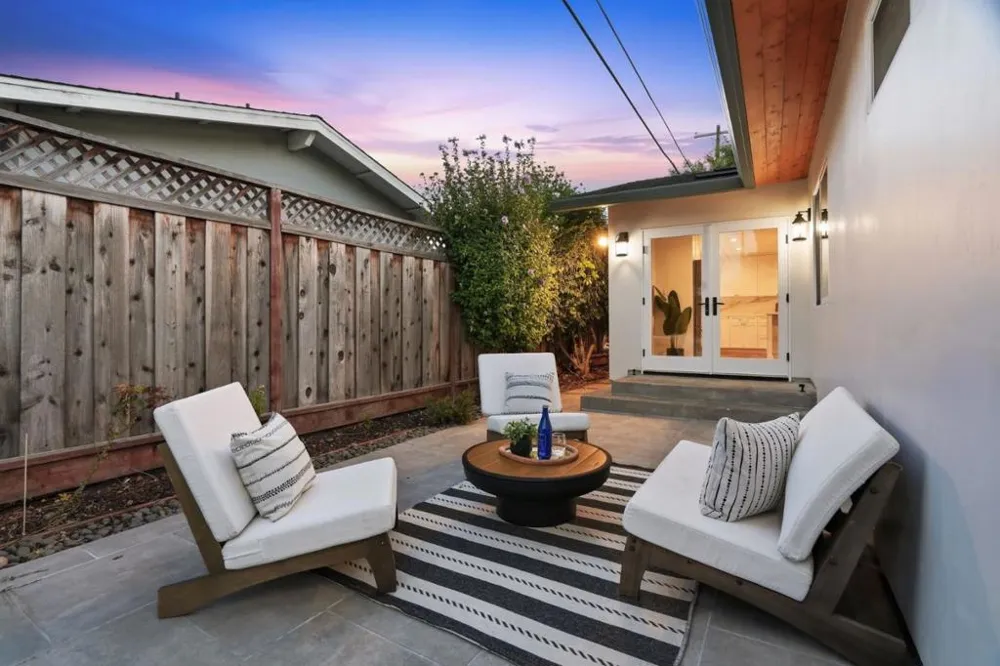 2133 Santa Cruz Avenue Santa Clara, CA 95051