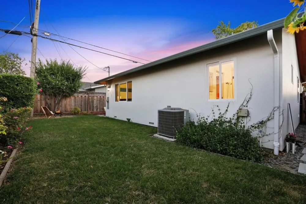 2133 Santa Cruz Avenue Santa Clara, CA 95051