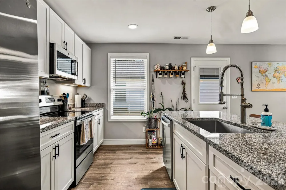 619 Edgewood Avenue Hendersonville, NC 28792