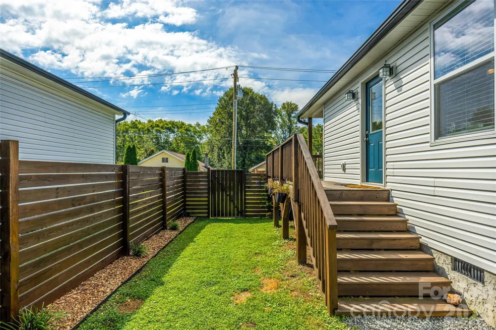 619 Edgewood Avenue Hendersonville, NC 28792