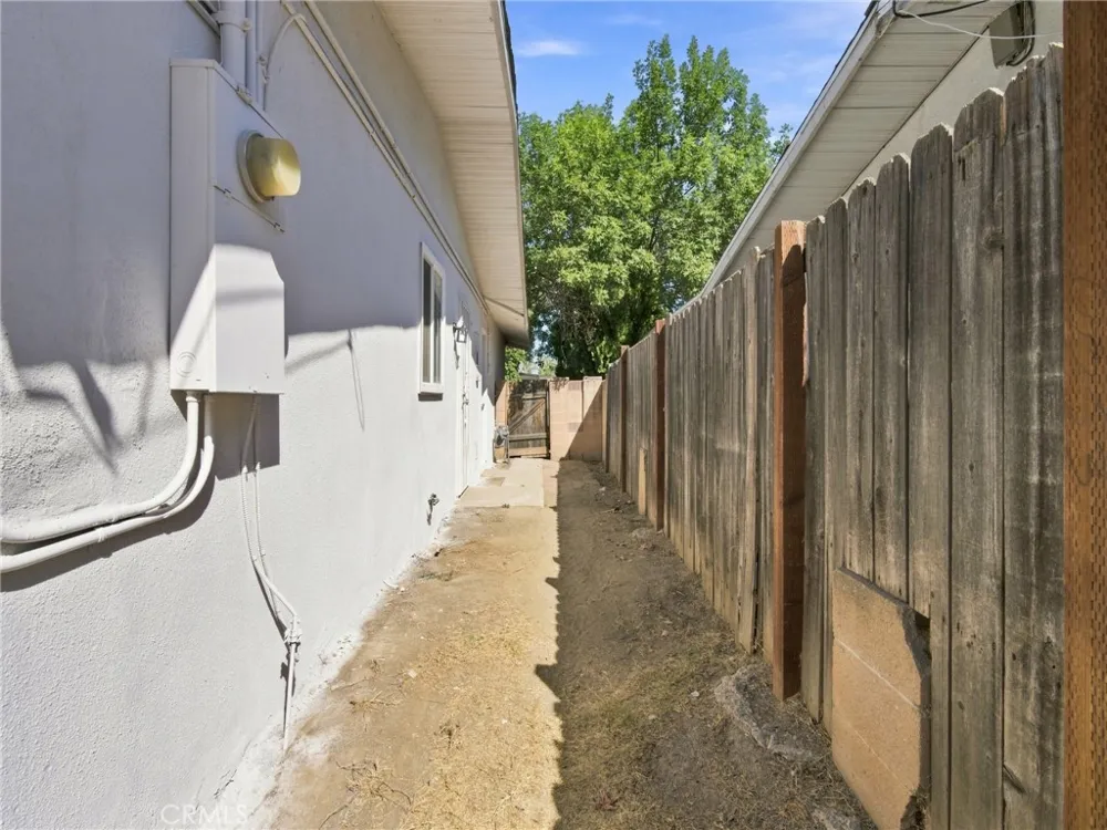 7735 Zelzah Avenue Reseda, CA 91335