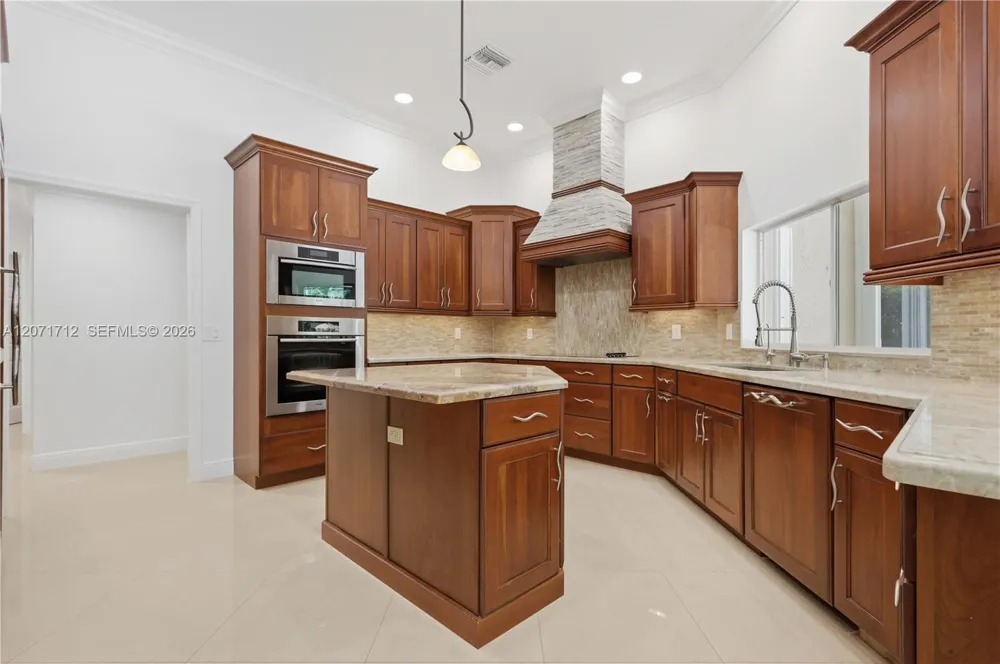 360 NE Coconut Cir Weston, FL 33326