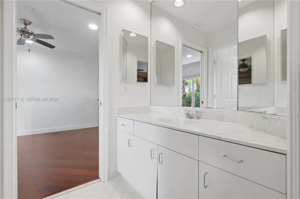 360 NE Coconut Cir Weston, FL 33326