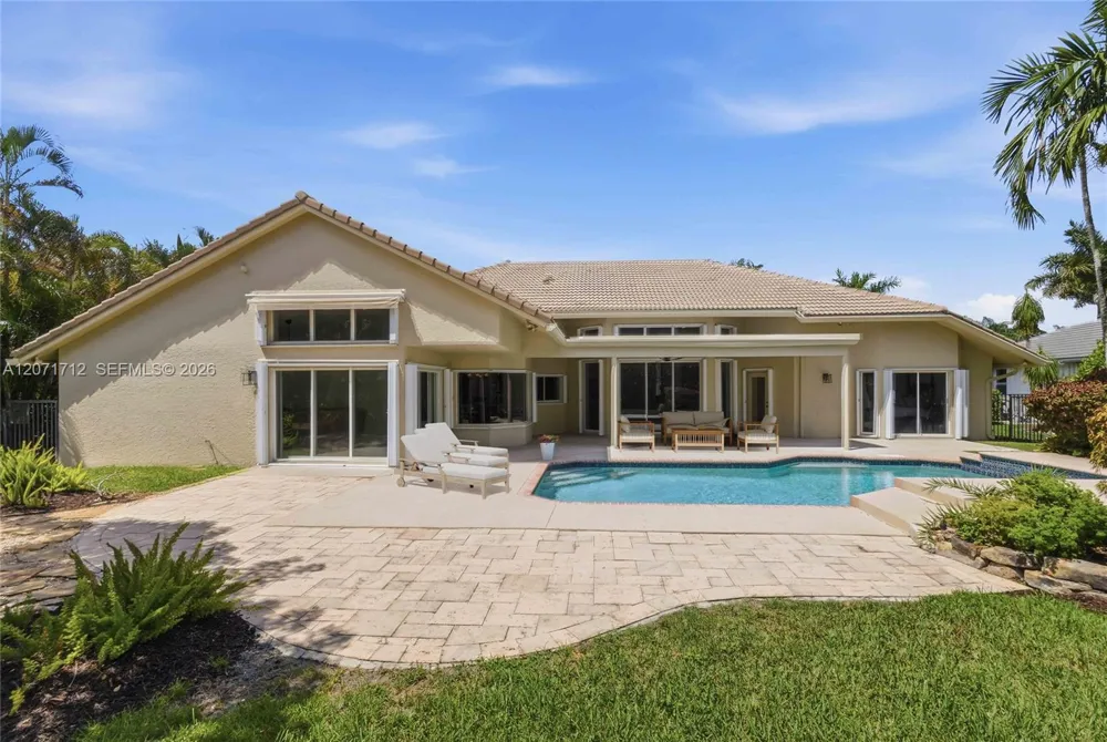 360 NE Coconut Cir Weston, FL 33326