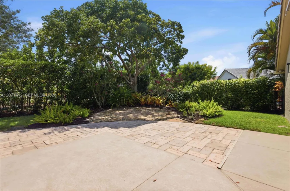 360 NE Coconut Cir Weston, FL 33326