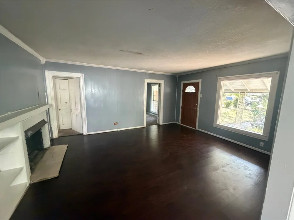 2409 W Amherst Avenue Dallas, TX 75235