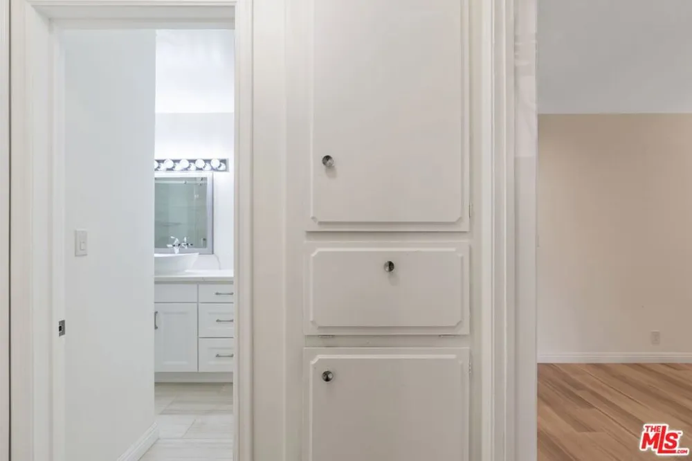4255 W 5th Street #209 Los Angeles, CA 90020