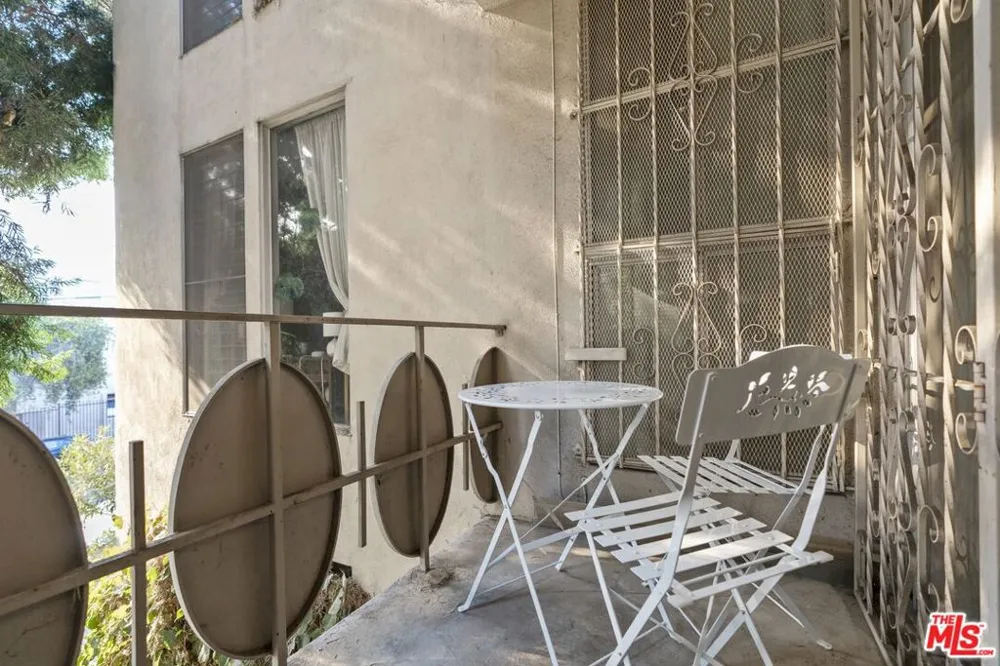 4255 W 5th Street #209 Los Angeles, CA 90020