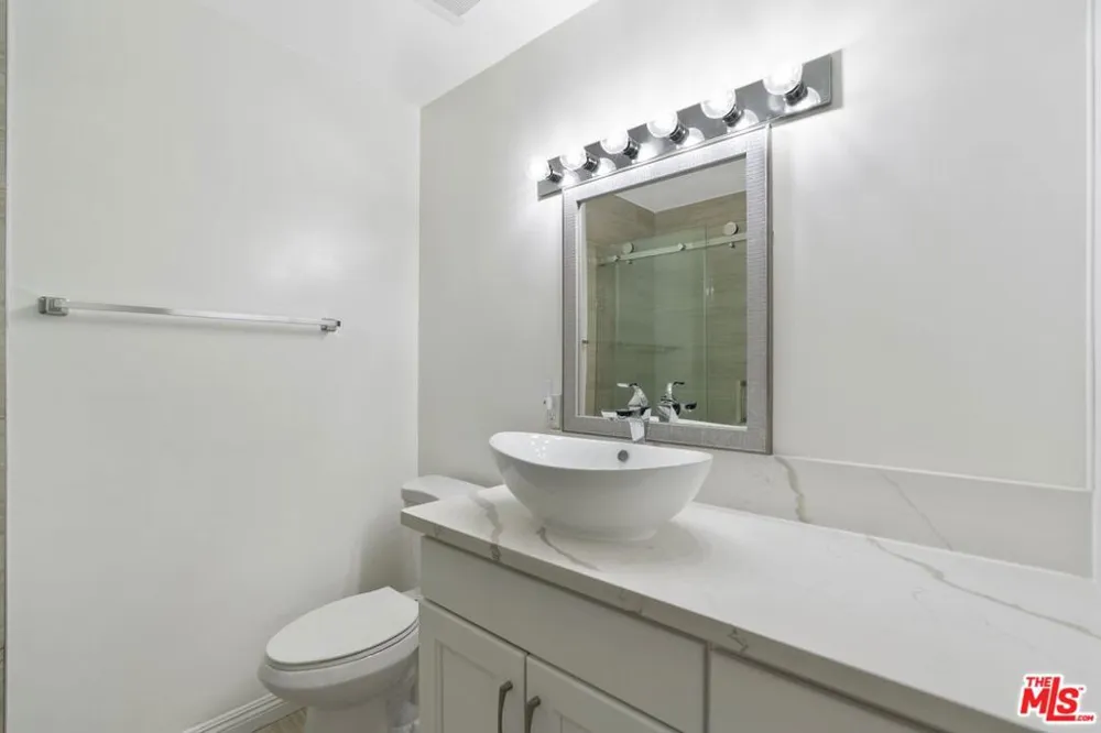 4255 W 5th Street #209 Los Angeles, CA 90020