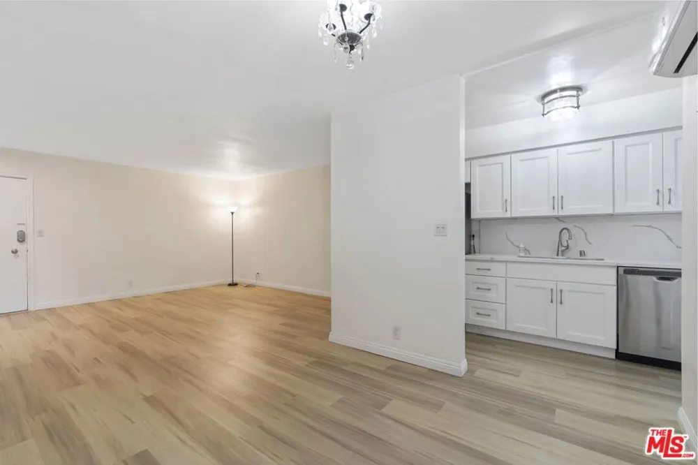 4255 W 5th Street #209 Los Angeles, CA 90020